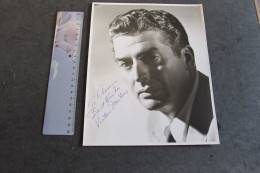 VICTOR MATURE - PHOTO DEDICACEE - MENTION 3/1/1952 AU DOS - 24,5 Cm / 19,5 Cm - N/B - VOIR SCANS - Famous People