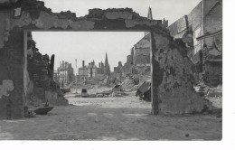 Tournai  Les Ruines De La Guerre A Travers La Grande Place - Doornik