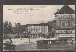 24 - LE BUGUE - Place De L' Hôtel De France - Autres & Non Classés