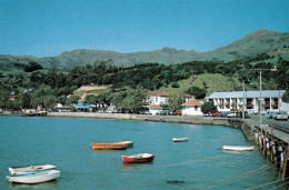 1 AK Neuseeland / New Zealand * Akaroa - Ein Kleiner Ort Auf Der Halbinsel Banks In Der Region Canterbury * - Nuova Zelanda