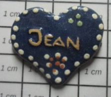 1818A Pin's Pins / Beau Et Rare / AUTRES / Pin's Artisanal En Terre Cuite ?COEUR BLEU ET PRENOM JEAN - Autres & Non Classés