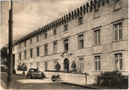 2 Cv Citroën Devant La Faculté De Médecine De Montpellier - Passenger Cars