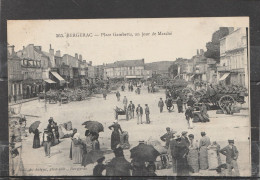 24 - BERGERAC  - Place Gambetta, Un Jour De Marché - Bergerac