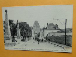 NOYERS Sur SEREIN -- Rue De La République Et Porte D'Avallon - ANIMEE - Cachet " Commission Militaire Gare Laroche " - Noyers Sur Serein