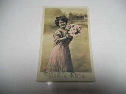 CARTE ANCIENNE  EN COULEUR BONNE FETE FEMME TENANT UN BOUQUET DE FLEUR COLLIER DE PERLES /BE - Other & Unclassified