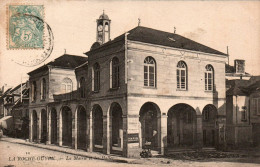 N°2353 W -cpa La Roche Guyon -la Mairie Et Les Halles- - La Roche Guyon