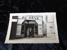P-260 ,  Photo, Devanture De L'Herboristerie Parfumerie Au Rêve ,  Lucien Godin, Nantes, Juin 1945 - Places