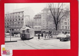 Photo 9 Cm X 12,5 Cm Circa 1950  GENEVE Tramway  Voitures Animée Swissair - Autres & Non Classés