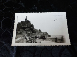 P-271 ,  Photo, Le Mont St Michel, En Premier Plan Des Automobies, Circa 1935 - Lugares