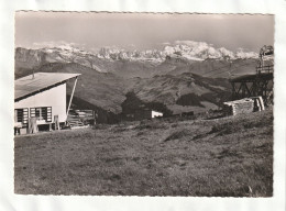 CPM. 15 X 10,5  -  LES  GETS  - La Chaîne Du Mont Blanc Et L'Arrivée Du Télésiège Du Mont Chéry - Les Gets