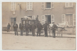 CARTE PHOTO - GROUPE DE 7 GENDARMES - PROTECTION D'UN FOURGON DE LA POSTE ?- BEL  ATTELAGE DE CHEVAUX BLANCS - 2 SCANS - - Polizei - Gendarmerie