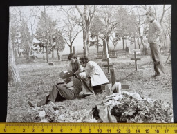 #21  Anonymous Persons - Large Photo .  Men Filming In A Cemetery With An Old Camera - Anonieme Personen