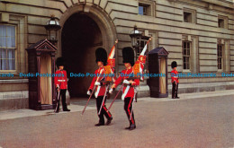 R043459 Changing The Guard At Buckingham Palace. London. 1967 - Other & Unclassified
