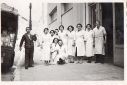 PHOTO ORIGINALE - R  - PHOTO DE GROUPE DEVANT UN ATELIER - PAINS DE GLACE - NICE - A SITUER - FORMAT 8.8 X 6.5 - 1936 - Personas Anónimos