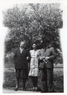 PHOTO ORIGINALE - R  - PHOTO DE GROUPE - 2 FEMMES ET 1 HOMME - A SITUER - FORMAT 8.8 X 6.5 - Anonieme Personen