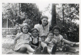 PHOTO ORIGINALE - R  - PHOTO DE GROUPE - FEMME ET 4 ENFANTS - A SITUER - FORMAT 8.8 X 6.5 - Personas Anónimos