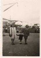 PHOTO ORIGINALE - R  - PHOTO DE FEMMES ET ENFANT - NICE - LE PORT - FORMAT 8.8 X 6.5 - Personnes Anonymes