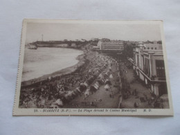 BIARRITZ  ( 64 Pyrenees Atlantiques )  LA PLAGE DEVANT LE CASINO MUNICIPAL   TRES ANIMEES - Biarritz