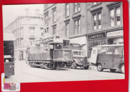 Photo PRUDHOMMEAUX Format  CPA Glasgow ECOSSE Rue Animée Tramway Voiture Fleuriste Magasin Campbell Circa 1950 - Trains