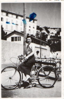 PHOTO ORIGINALE - R  - PHOTO DE FEMME AVEC SON VELO - NICE - SEMINAIRE - FORMAT 8.8 X 6.5 - Anonieme Personen