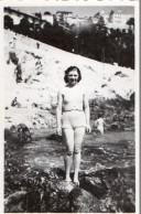 PHOTO ORIGINALE - R  - PHOTO DE FEMME EN MAILLOT DE BAIN - NICE - FORMAT 8.8 X 6.5 - Personnes Anonymes