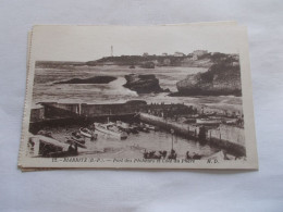 BIARRITZ  ( 64 Pyrenees Atlantiques )  PORT DES PECHEURS ET COTE DU PHARE  ANIMEES  BARQUES - Biarritz