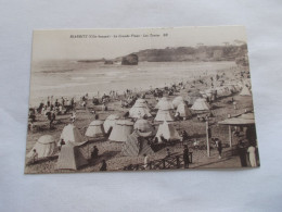 BIARRITZ  ( 64 Pyrenees Atlantiques )  LA GRANDE PLAGE  LES TENTES  TRES ANIMEES - Biarritz