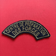 ÉCUSSON BRODÉ / CENTRE DE PRÉPARATION DES FORCES / MAILLY - Blazoenen (textiel)