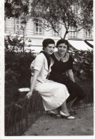 PHOTO ORIGINALE - R  - PHOTO DE FEMMES - NICE - JARDIN ALBERT 1ER - FORMAT 8.8 X 6.5 - Anonieme Personen