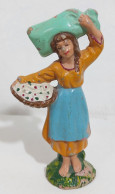 I117159 Pastorello Presepe - Statuina In Celluloide - Donna Con Paniere - Cm 11 - Weihnachtskrippen