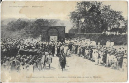 MADAGASCAR .  ENTERREMENT DE RAINILAIRIO . ARRIVEE DU CORTEGE DANS LA COUR DU TOMBEAU - Madagascar