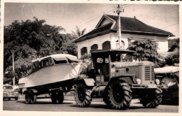 Tracteur - Photo Ancienne - Véhicule De Marque ? Tractant Un Bateau - Agriculture - Format 8,5x13 Cm - Tractors
