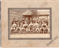 Trèes Rare Grande Photo CDV D'une école D'Aïkido  Avec Les éléves Et Leurs Maitre Devant Leurs Dojo Au Japon - Old (before 1900)