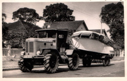 Tracteur - Photo Ancienne - Véhicule De Marque ? Tractant Un Bateau - Agriculture - Format 8,5x13 Cm - Tractores