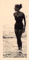 PHOTO ANCIENNE SNAPSHOT FEMME EN MAILLOT DE BAIN CIRCA 1950 6 X 13 CM - Personnes Anonymes