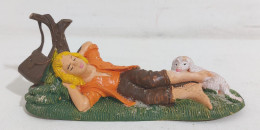 I117185 Pastorello Presepe - Statuina In Plastica - Uomo Sdraiato Con Pecora - Kerstkribben