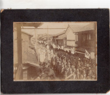 Grande CDV D'une Procession Religieuse Dans Les Rue D'une Ville Au Japon  Devant Leurs Habitants - Antiche (ante 1900)