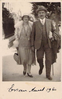 PHOTO ANCIENNE SNAPSHOT COUPLE AGE EN HABIT DU DIMANCHE EVIAN AVRIL 1930 5  X 8 CM - Personnes Anonymes