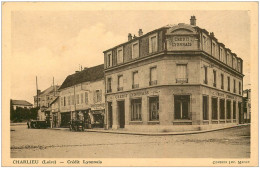 42 CHARLIEU. Banque Crédit Lyonnais Et Pompe à Essence Ancienne - Charlieu