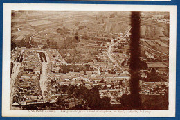 SISSONNE - AISNE - VUE GENERALE A BORD D'AEROPLANE - AU FOND A DROITE LE CAMP  - FRANCE - Sissonne