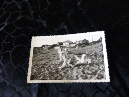 P-287 ,  Photo, Groupe De Judokas à L'entrainement  Sur Une Plage , Circa 1940 - Personnes Anonymes