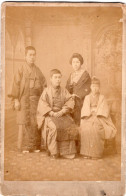 Grande Photo CDV D'une Famille Japonaise élégante Posant Dans Un Studio Photo Au Japon - Anciennes (Av. 1900)
