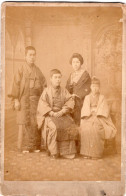 Grande Photo CDV D'une Famille Japonaise élégante Posant Dans Un Studio Photo Au Japon - Oud (voor 1900)