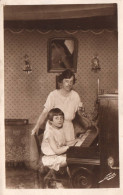 Musique - Carte Photo - Enfant Jouant Du Piano - Instrument , Musicien - Musik Und Musikanten