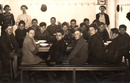 Chatellerault - Carte Photo - école , Enfant Dans Le Réfectoire Cantine - Cachet à Sec Photographe ARAMBOUROU - Chatellerault