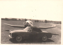 Automobile - Photo Ancienne - FIAT 1500 Cabriolet Devant Un Avion à Hélice - Auto Voiture - Format 7,5x10cm - Voitures De Tourisme