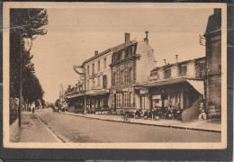 24 - BERGERAC - L' Avenue De Verdun Devant La Gare - Bergerac