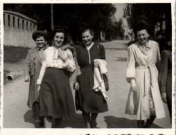 Photographie Photo Vintage Snapshot Amateur Femme Mode Rue  - Persone Anonimi