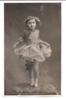 Photo Originale , Belle Fille Dans Superbe Robe  , Dim. 8.5 Cm X 13.5 Cm - Personnes Anonymes