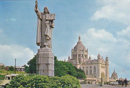 AK 210802 FRANCE - Lisieux - Statue De Sainte-Thérese De L'Enfant Et La Basilique - Lisieux